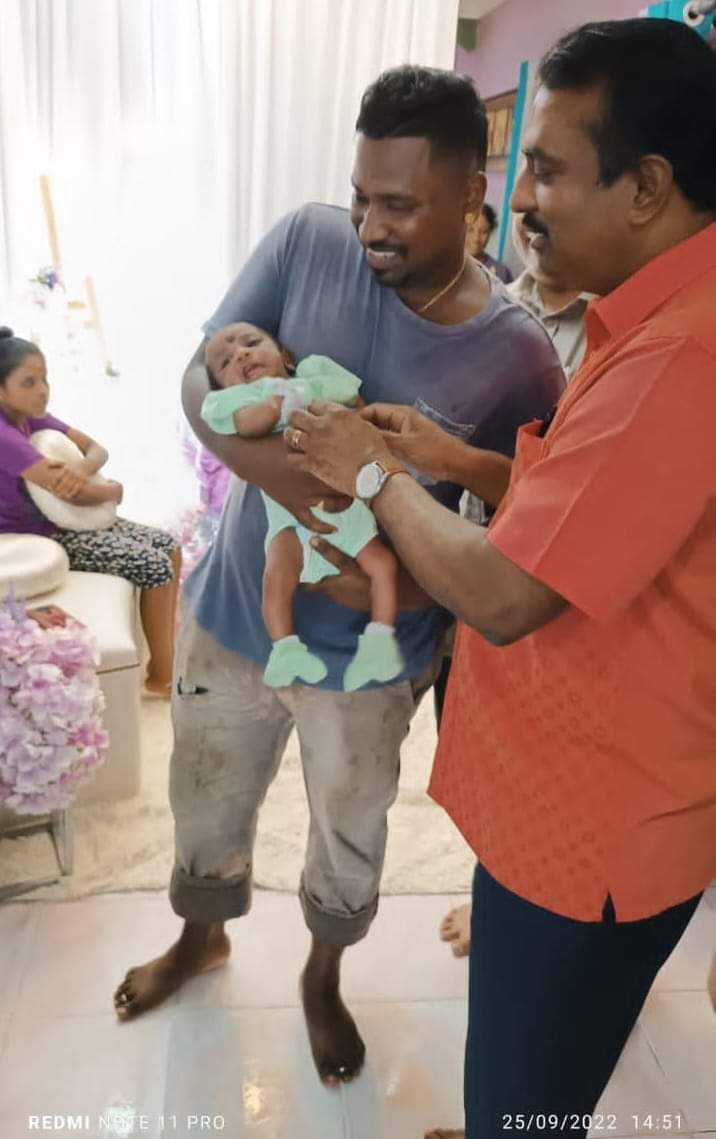 AnanthanSoma's tweet photo. Bersama Keluarga En K Yanapragasam Ketua Cawangan Ladang Thye Lye Division MIC Bahagian Jerai di Gurun Kedah.
#DrSAnanthan #TYTTSV #MIC #MICKedah #KeluargaMalaysia https://t.co/8XTBnXRVsF