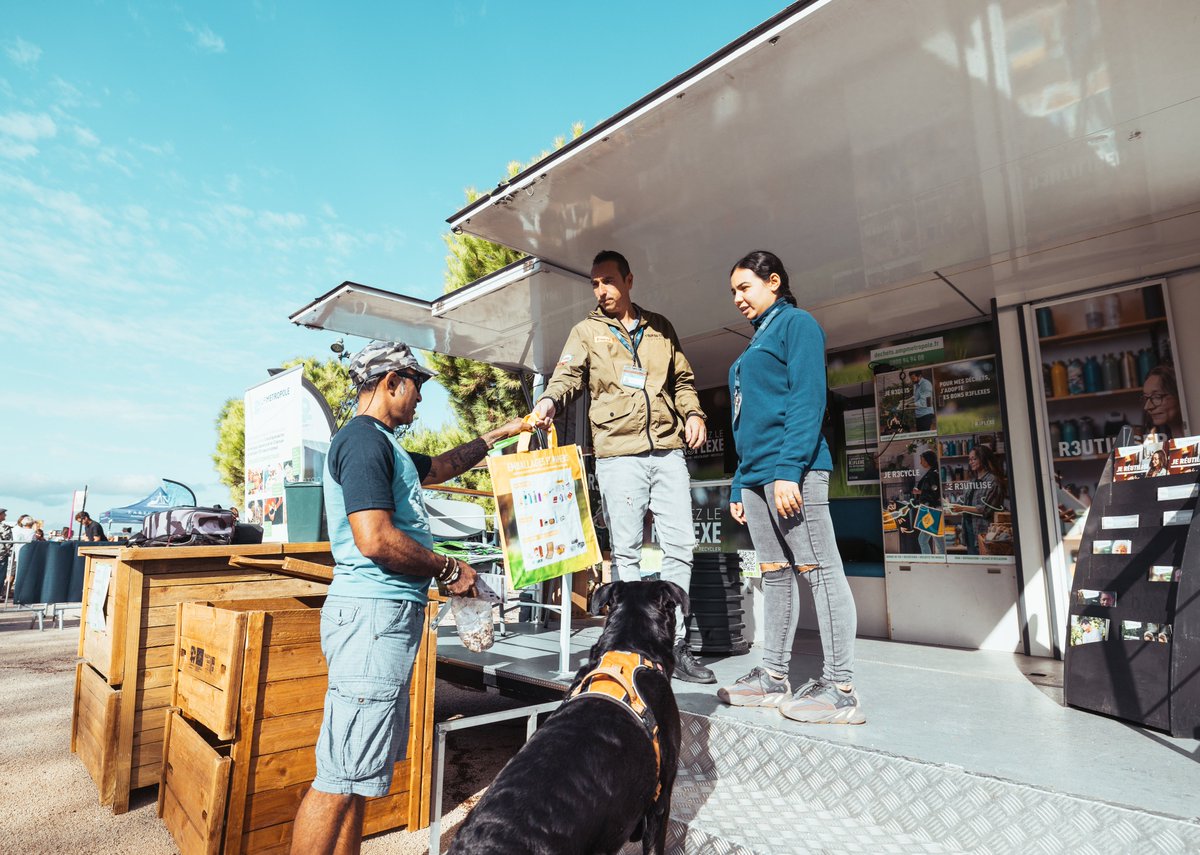 AMPMetropole's tweet photo. ⛵️Les éco-ambassadeurs @AMPMetropole sont également mobilisés à l'occasion de l'opération "Métropole vue de la mer", pour sensibiliser, apporter des conseils et inviter les participants à adopter le #R3FLEXE du tri ♻️
📸@CedricManoukian https://t.co/jQbiGCHOou