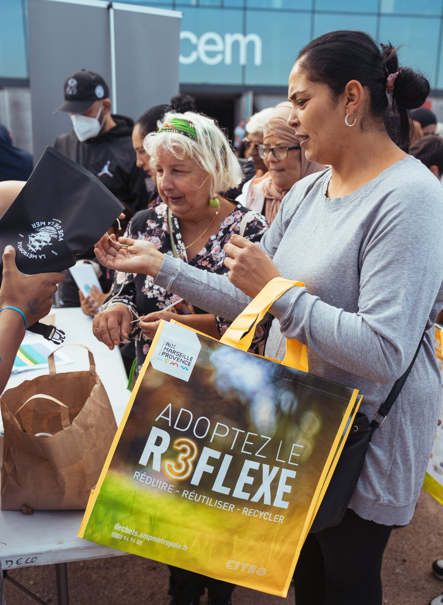 AMPMetropole's tweet photo. ⛵️Les éco-ambassadeurs @AMPMetropole sont également mobilisés à l'occasion de l'opération "Métropole vue de la mer", pour sensibiliser, apporter des conseils et inviter les participants à adopter le #R3FLEXE du tri ♻️
📸@CedricManoukian https://t.co/jQbiGCHOou