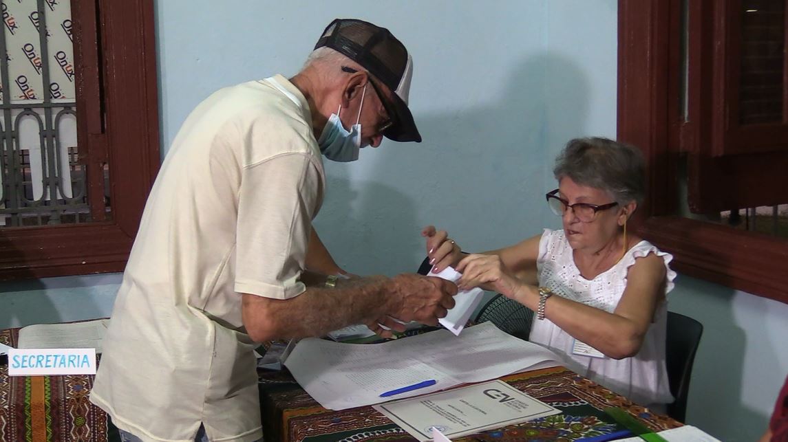 DanayGalletti's tweet photo. Desde las 7 am comenzó en #Cuba el referendo sobre el #CodigoDeLasFamilas calificado como plural, democrático e inclusivo. @LuisEnr33483555 @luisamgg @PrensaLatina_cu https://t.co/C2uURubPHV