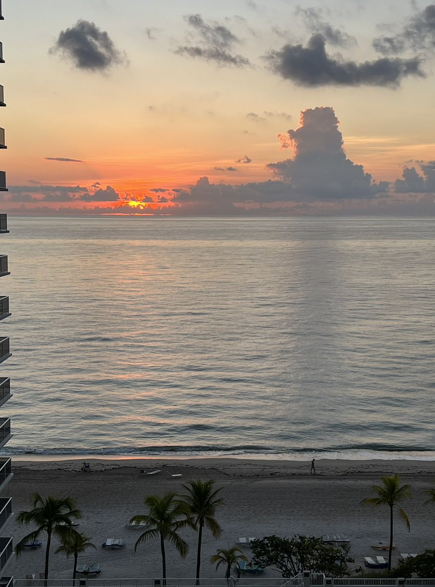 fmason3500's tweet photo. Rise and shine. Enjoy a sunny Sunday at a calm Fort Lauderdale beach. https://t.co/mj4ZkKAgRY