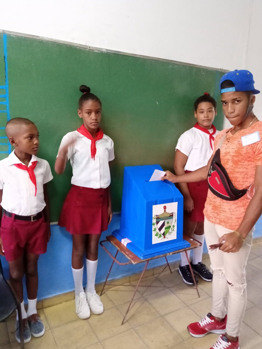 El jóven Dayron ejerce por primera vez el voto, en el Colegio Electoral 2, quien además es parte de una mesa electoral de la circunscripción 60 del Reparto Veracruz San Miguel del Padrón.

#CodigoSi #CodigoDeLaFamilias