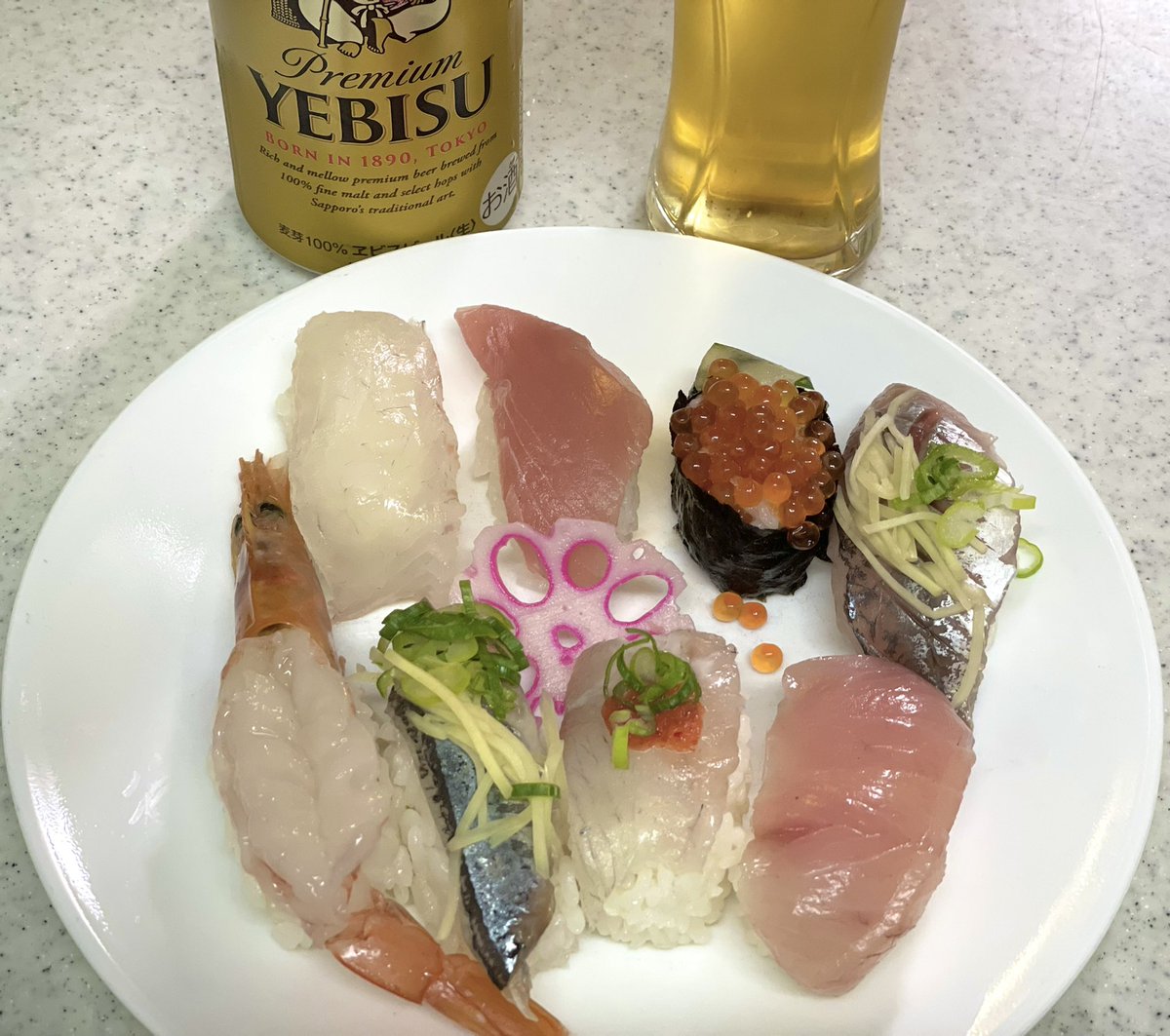 kumaTO832's tweet photo. 連休明けの仕事に向けて、自分を甘やかしております🍺🍣
初めて3連休、4勤、3連休を体験しましたが、心身共に凄く楽。業種によっては増える週休3日制、週休3日になると下がる給与、破綻した年金制度、やはり個人での資産形成は必須ですね🤔とりあえずビールを飲んでおこう🍺😊

#お鮨
#ビール
#投資 https://t.co/sN03WywMf5