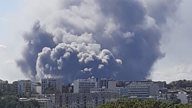 info_Paris_IDF's tweet photo. 🔴 ALERTE INFO - #ValdeMarne : Un important incendie est en cours sur l’entrepôt de #Rungis. 

👉 Évitez le secteur, les sapeurs pompiers de #Paris sont en intervention. https://t.co/u4EhwGwXFa