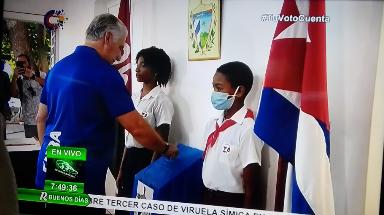 ¡Momento esperado!. Ejerce su derecho al voto <a href="/DiazCanelB/">Miguel Díaz-Canel Bermúdez</a>. No hay dudas que lo hizo por la opción #CodigoSi, la cuál será apoyada por la amplia mayoría del pueblo.
#Cuba
#CubaEsAmor