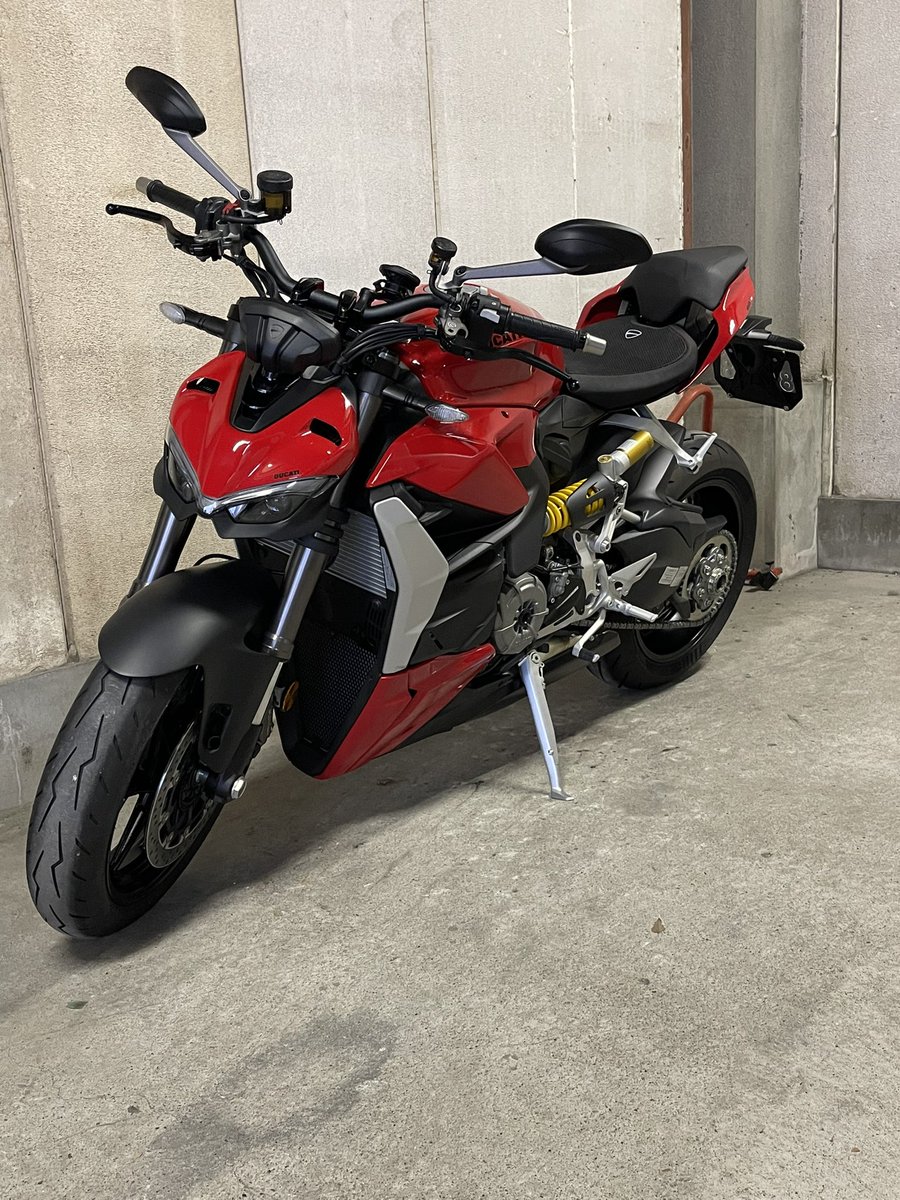 ya62410's tweet photo. Ducati Streetfighter V2納車になりました🥰
今日はディーラーから帰ってくるだけしか乗れませんでしたが、明日からいっぱい走るぞ〜！

#Ducati https://t.co/l6xz1fz3I8