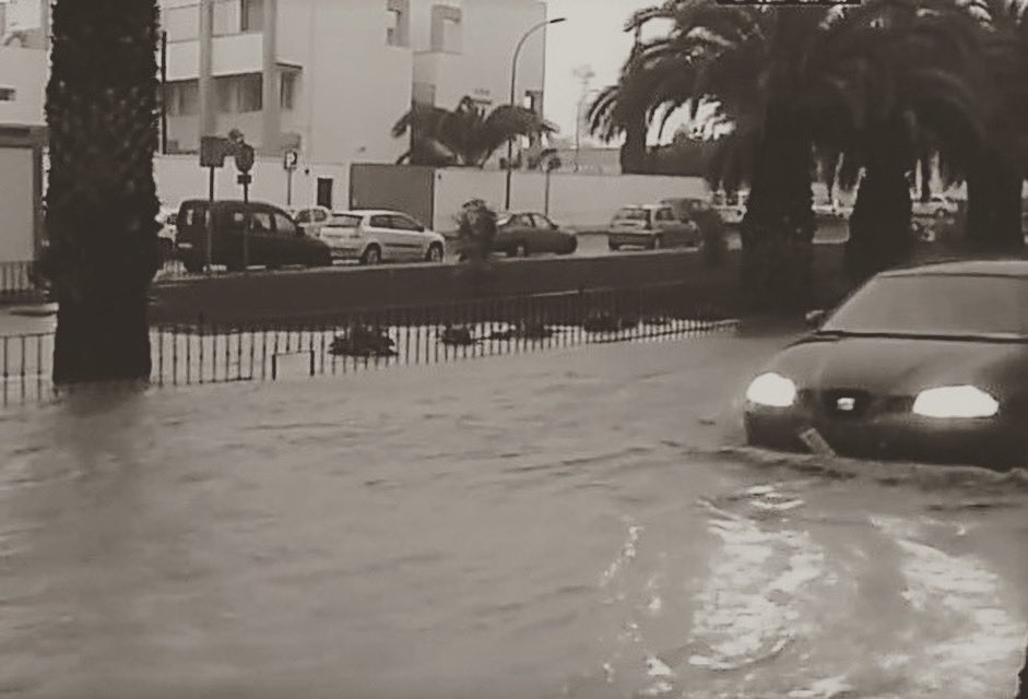 Esta foto de archivo de Arrecife (Lanzarote, Islas Canarias) muestra el efecto “esponja” de un jardín urbano de picón. La geomorfología volcánica (muy permeable) de la Isla, hace de estos drenajes naturales una solución muy eficiente y económica.