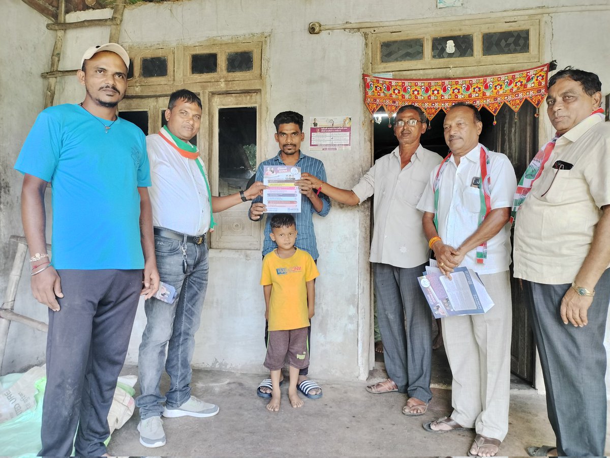 Patelparimal423's tweet photo. કોંગ્રેસ પક્ષ દ્વારા આપવામાં આવેલ  ૮ વચનો નો ડોર ટુ ડોર પ્રચાર.....
#ગોપળા (મહુવા) @GPCC @jagdishthakormp @AICCMedia https://t.co/U8B1wj4iYh