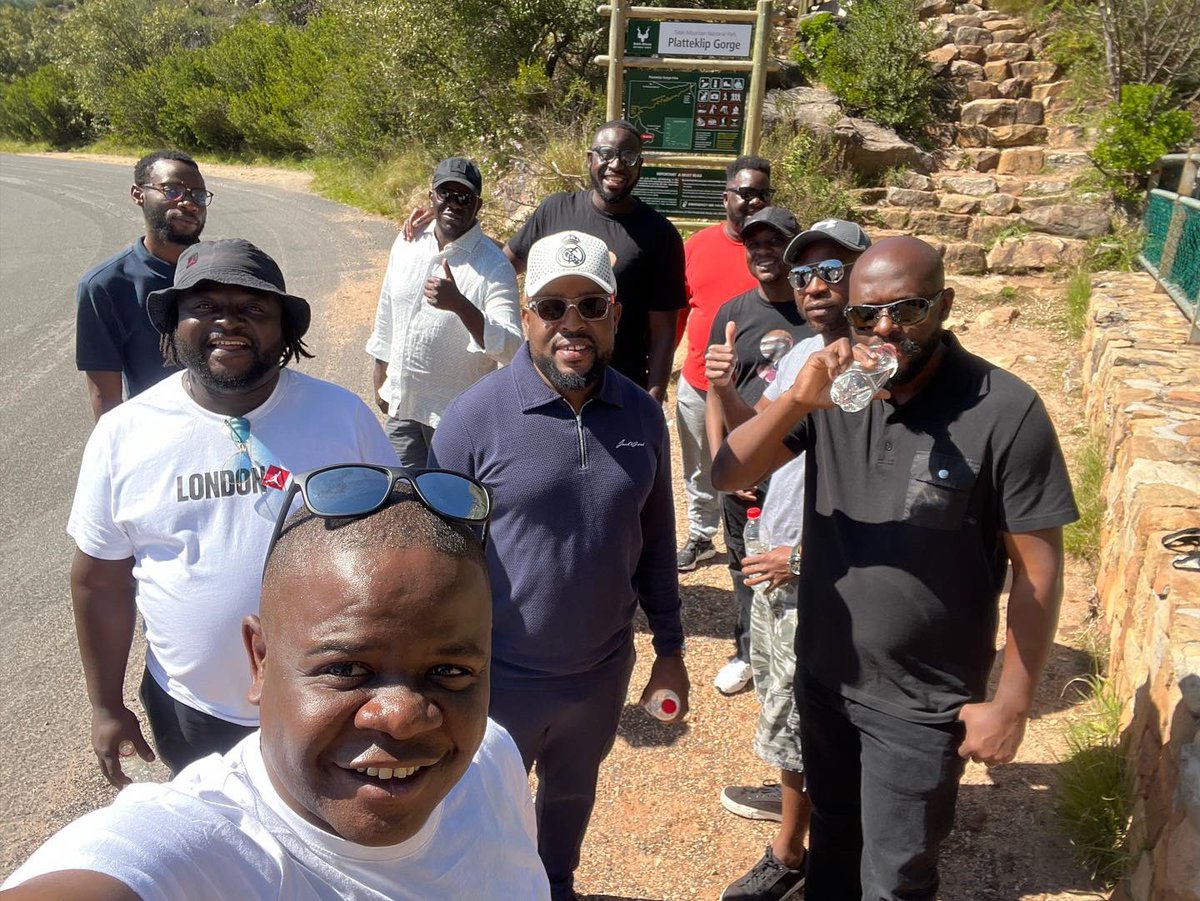 farai_nhakaniso's tweet photo. All the way UP to the TOP!
#climbedtablemountain ππΎπ₯
New 7 Wonders of Nature - Table Mountain, Cape Town.
Hoerikwaggo | Tafelberg | Table Mountain |
#tablemountain #tablemountainview #climbedtablemountainlikeaboss #ididit #2022 #bucketlistadventures #capetown #southafrica https://t.co/NFPBmvUGGy