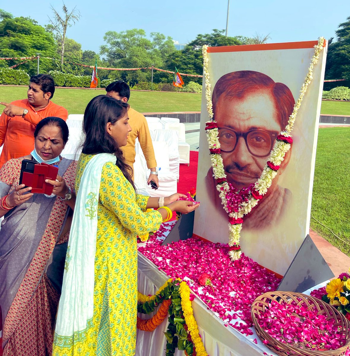 अंत्योदय, एकात्म मानववाद जैसे प्रगतिशील विचारधाराओं के प्रणेता पंडित दीनदयाल उपाध्याय जी की 106वीं जन्म जयंती पर शत शत नमन । 

#AntyodayaDiwas