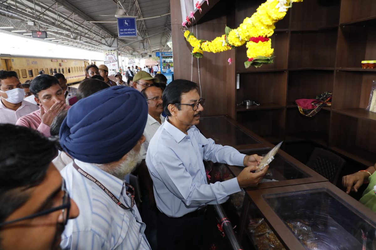 SCRailwayIndia's tweet photo. Shri Arun Kumar Jain, General Manager, (In-charge), SCR inspected #OneStation #OneProduct stall set up at Nagarsol Railway Station
@RailMinIndia @raosahebdanve @drmned @arunjainir https://t.co/PNWcvWmm9i