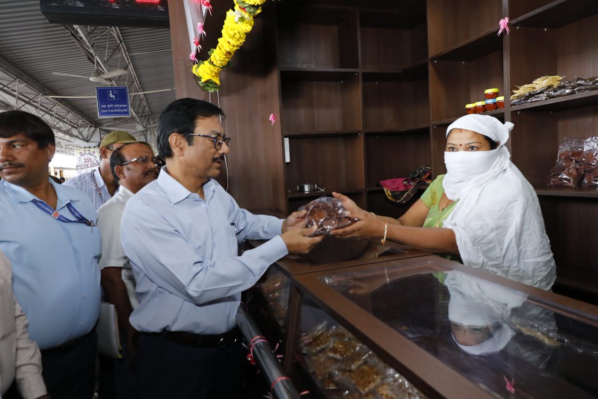 SCRailwayIndia's tweet photo. Shri Arun Kumar Jain, General Manager, (In-charge), SCR inspected #OneStation #OneProduct stall set up at Nagarsol Railway Station
@RailMinIndia @raosahebdanve @drmned @arunjainir https://t.co/PNWcvWmm9i