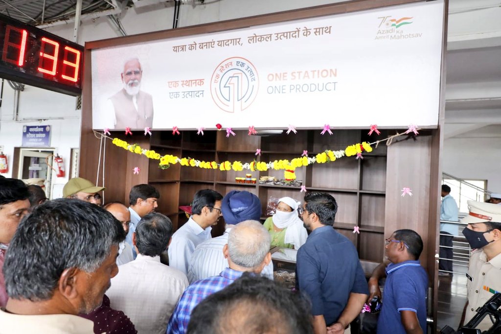 SCRailwayIndia's tweet photo. Shri Arun Kumar Jain, General Manager, (In-charge), SCR inspected #OneStation #OneProduct stall set up at Nagarsol Railway Station
@RailMinIndia @raosahebdanve @drmned @arunjainir https://t.co/PNWcvWmm9i