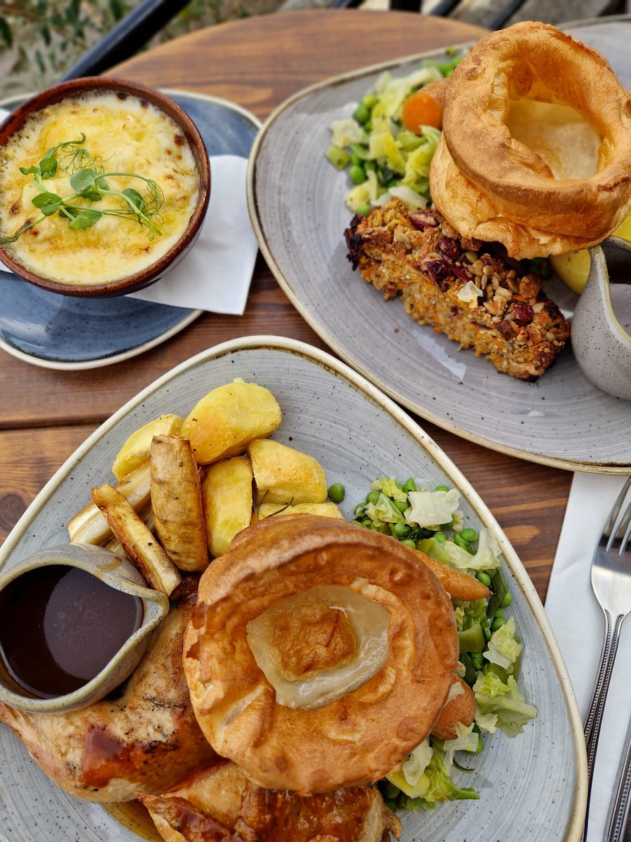 ThamesideInn's tweet photo. You say Sunday, we say ROAST 🙌🏻 Comfort food served right here ➡️ @thamesideinn 
Come in, relax &amp; enjoy our yummy roast, refreshing drinks and a beautiful view 😋
#thamesideinn #nicholsonspubs #chillysunday #sundayroast #boroughmarket #bankside #londonbridge #riverthames https://t.co/ACDchSqMTQ