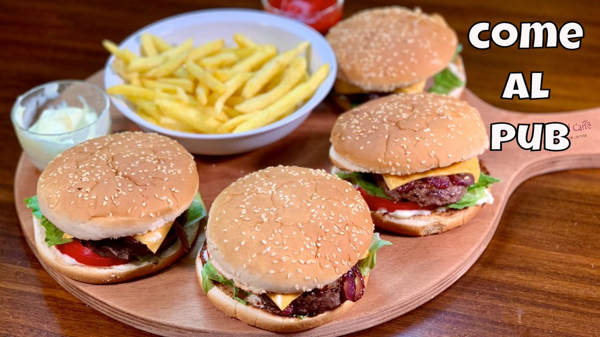 primadelcaffe's tweet photo. #panino con #amburger e #cipollecaramellate come quello del pub Qui la #videoricetta 👉 https://t.co/qVpUYBSe8k https://t.co/1TP1X7eSFb