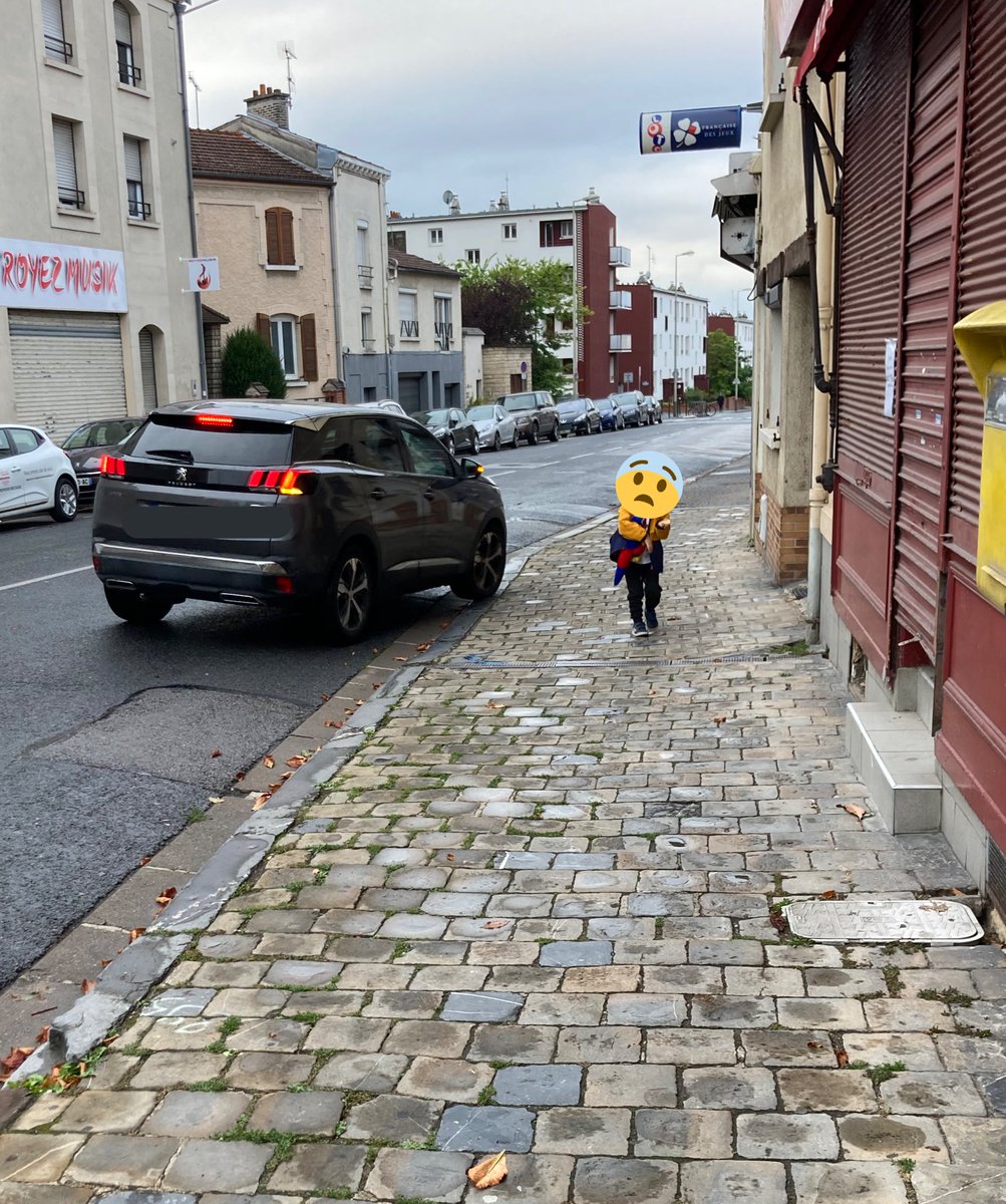 Prêt à percuter un enfant sur le #trottoir pour aller à la boulangerie 😡😡😡. 
Le trottoir c'est uniquement pour les piétons !!!!!! 
Et il y a une place arrêt minute libre à  10m!! Il est urgent de sécuriser les trottoirs des automobilistes dangereux ! #reims #pietons