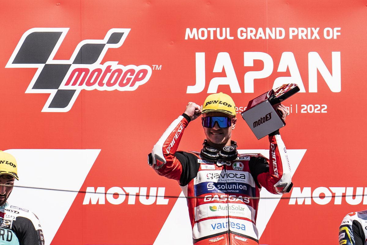 SolunionSeguros's tweet photo. 🔥NUEVA VICTORIA de @izanguevara28🔥
Trabajo en equipo ➕audacia ➕impulso Solunion 🟰 nuevo podio y liderato del Mundial de #Moto3
¡Vamos, @AsparTeam!
#JapaneseGP #AsparTeam #Solunion #SomosImpulso https://t.co/ROiotBH9pV