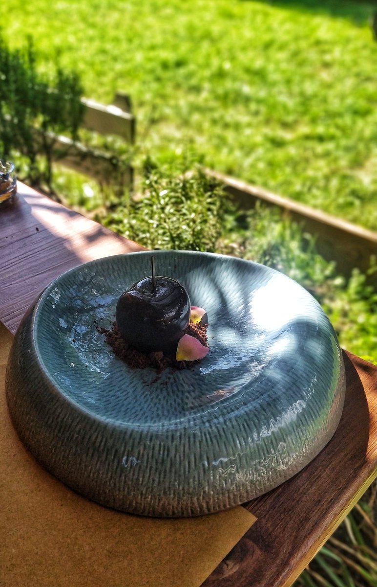 Il secondo dolce della Beppa Fioraia è quello che ho amato di più 😍 è il Black Cherry una bavarese al cioccolato bianco con cuore di ciliegia e glassa al cacao amaro