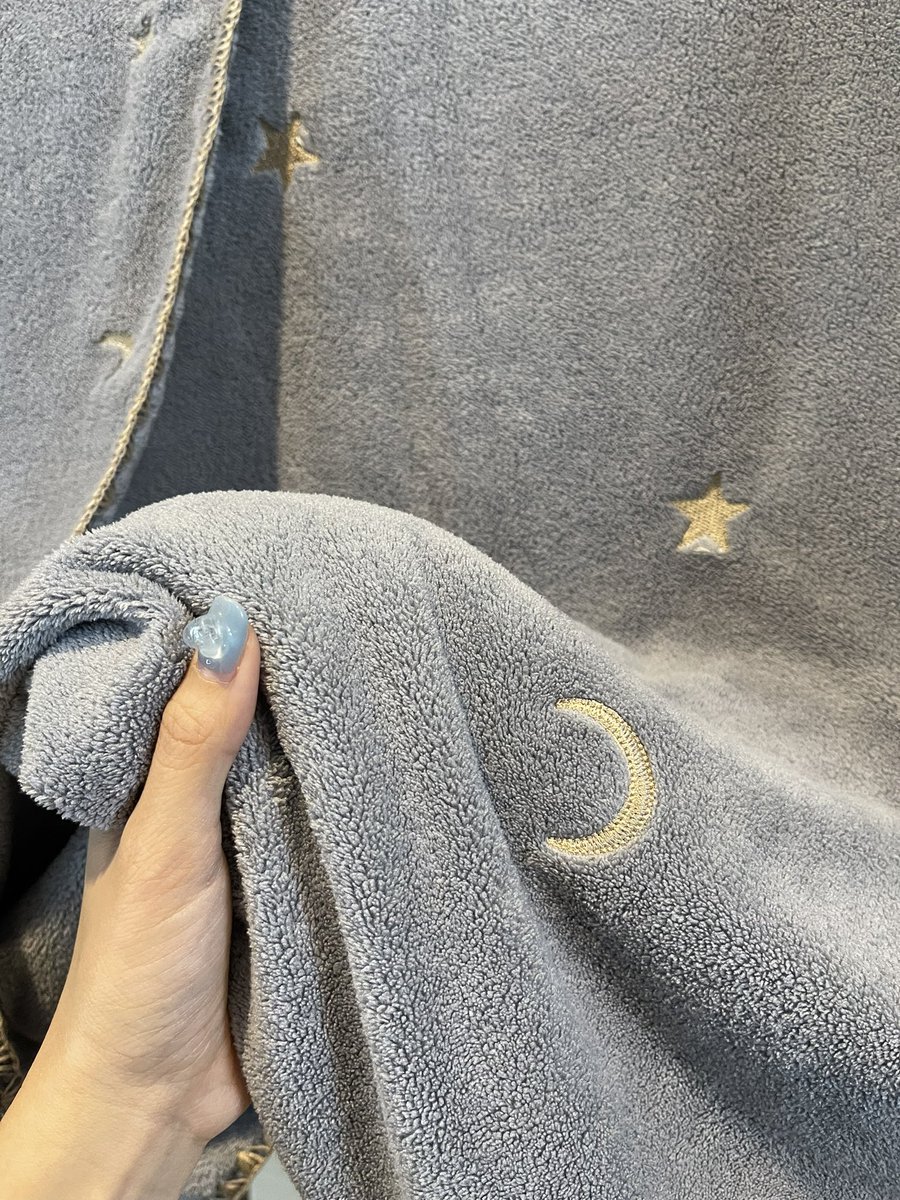 ก็ยังยืนยันคำเดิมว่าชอบผ้าขนหนูเช็ดตัวแบรนด์นี้มากกกกก สั่งมาหลายรุ่นแล้ว อันนี้รุ่นล่าสุดที่สั่งมา ขนนุ่มนิ่มมากกกกก ซับน้ำดีมากเช่นกัน ไม่บาดผิวเลย ระบายอากาศดี ตากไว้ในห้องน้ำแล้วไม่เหม็นอับ ประทับจัยยย 🥹🫶🏻