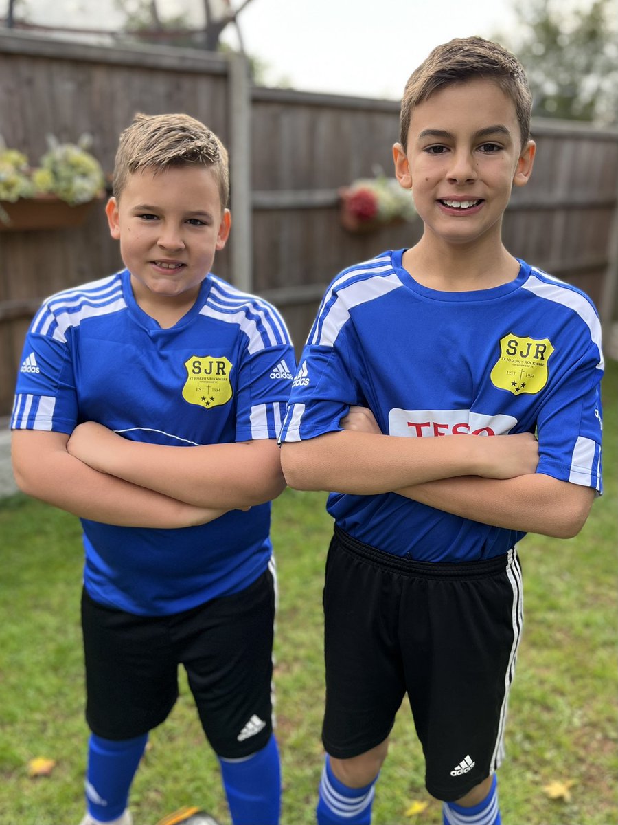 We are ready! Some waiting all their lives to meet their favourite players. I’m raising mine! ⚽️💙 @StWorksop @RavenClass4 @KingfisherY6