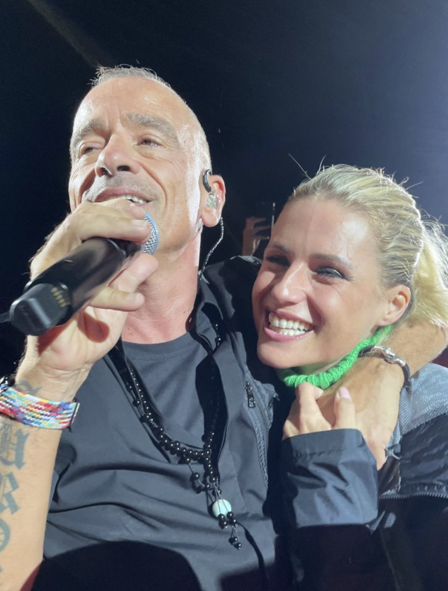 Michiiiiiix's tweet photo. non sto piangendo, mi sono solo entrati Michelle Hunziker e Eros Ramazzotti in un occhio 🫠

#ErosRamazzotti https://t.co/GBFazRP31I