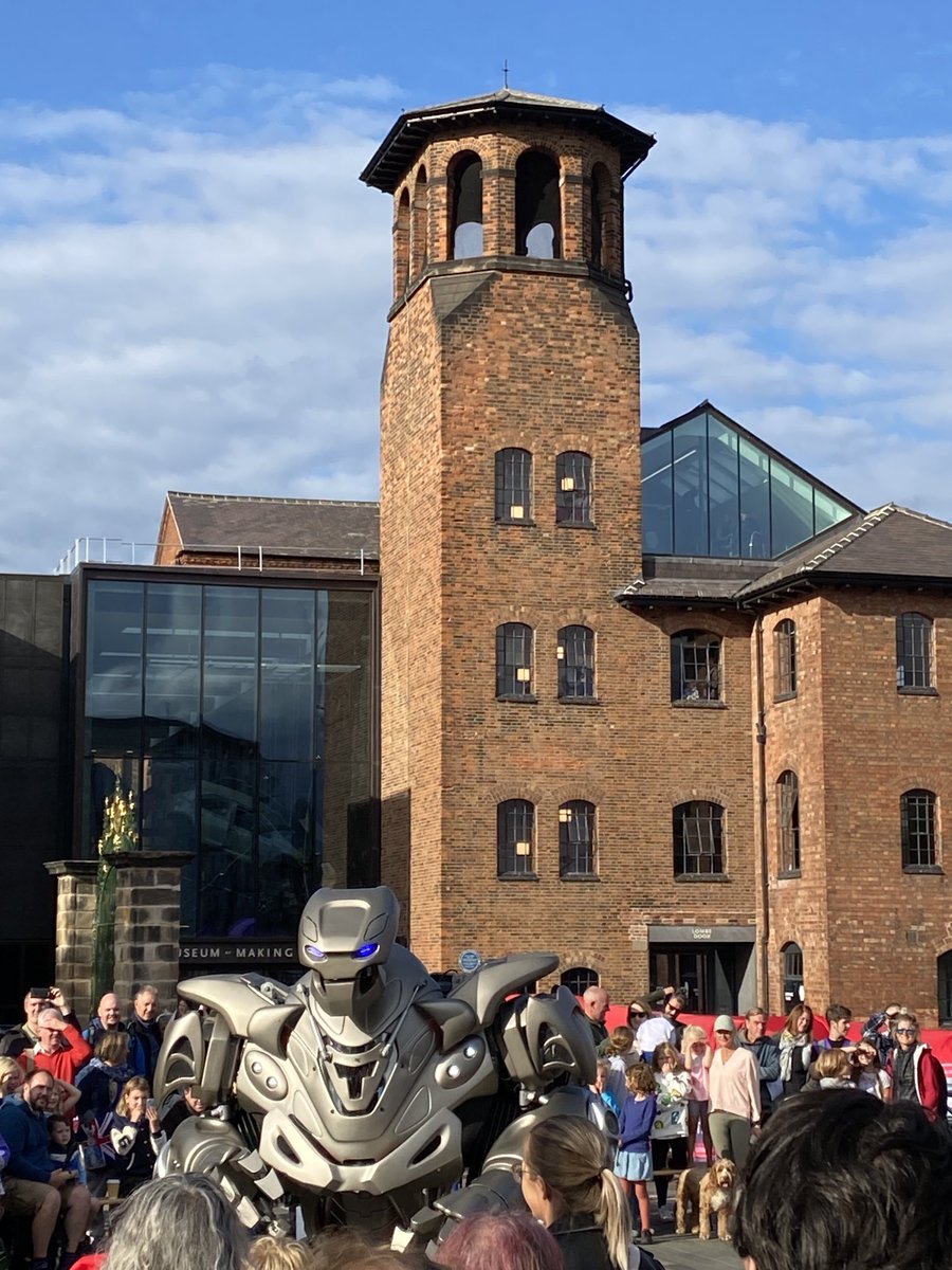 The old and the new. Titan the robot (best thing to come from Cornwall since the pasty😂😂🤣) entertaining the crowd ⁦<a href="/derbyfeste/">Derby Festé</a>⁩ outside ⁦<a href="/MuseumofMaking/">Museum of Making at Derby Silk Mill</a>⁩ #derbyfeste #feste22