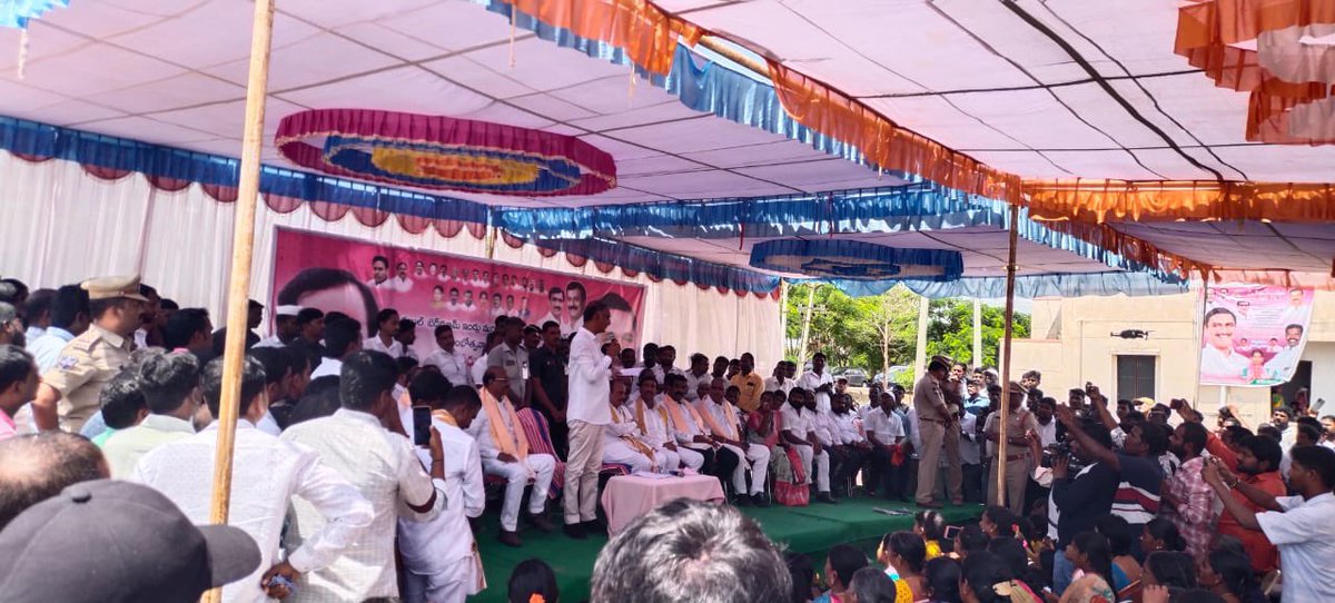 mb_telangana's tweet photo. Hon'ble Minister Sri. Harish Rao along with Hon'ble Home Minister Sri. Mahmood Ali inaugurated 2BHK housing colony and #MissionBhagiratha drinking water supply to it today at Thunikikalsa village of Wargal in Siddipet.

@SmitaSabharwal @DayakarRao2019 
@trsharish @mahmoodalitrs https://t.co/jtGnGF2eRM