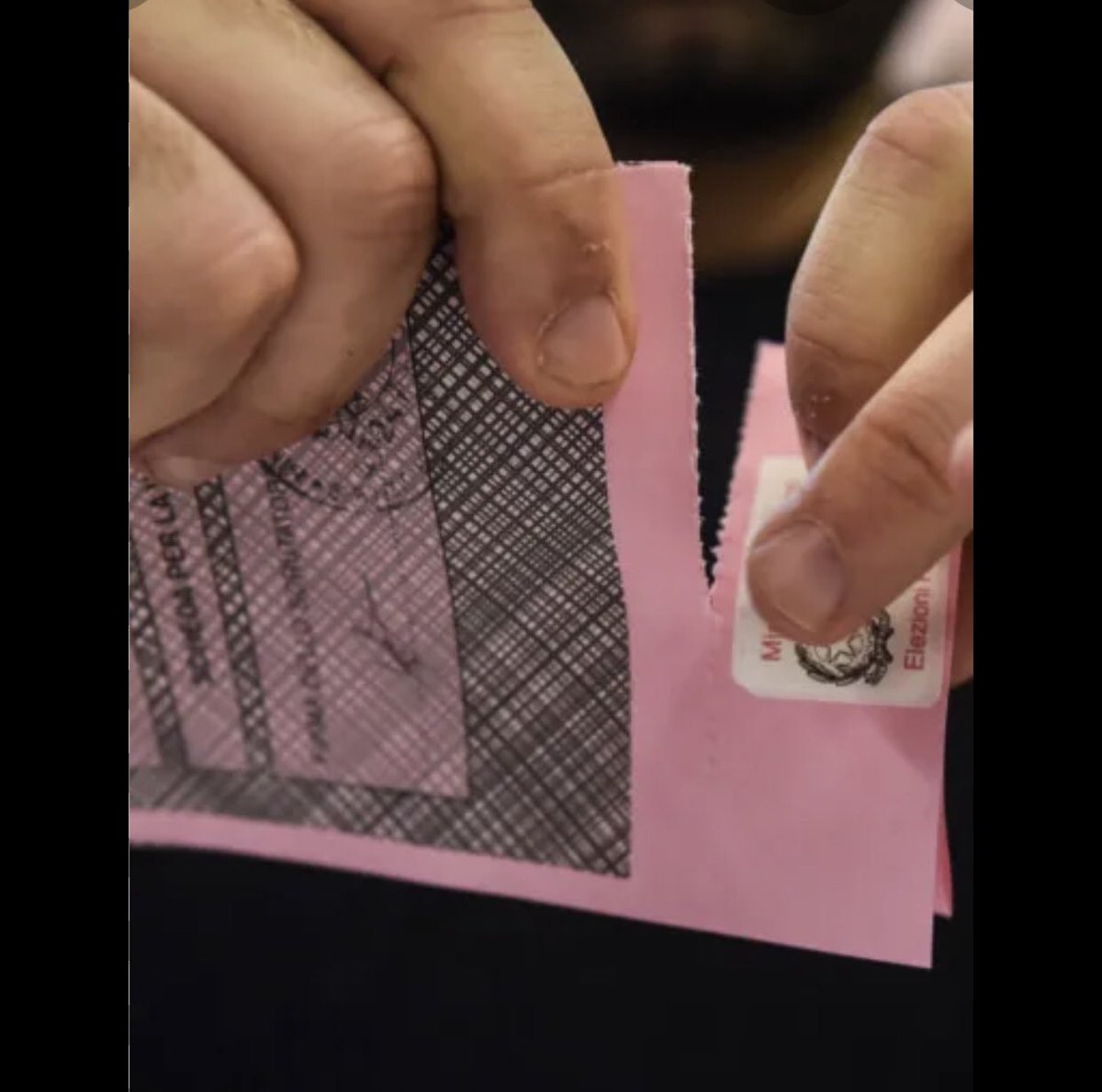 sabricott's tweet photo. Attenzione al tagliando #antifrode: se lo rimuovi  dalla scheda rischi l’annullamento del voto. Se NON VIENE RIMOSSO dal presidente rischi il controllo del voto (e anche l’annullamento). Rettangolo attaccato alla scheda chiusa da non toccare ma da CONTROLLARE #ElezioniPolitiche https://t.co/Z7FTS8Fdbo
