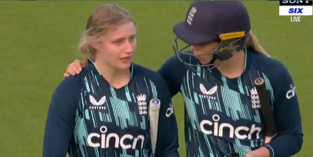 Great Spirit by English Team, she Cried for Jhulan Didi's retirement more than Indian players. 👏
#INDWvsENGW