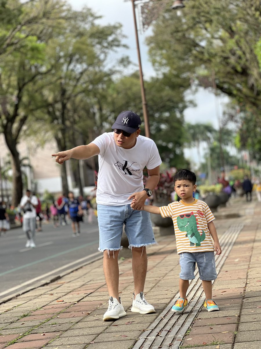 dianbajoe's tweet photo. Nak, itu dia orang2 yang menguasai negeri ini. Baik2 aja ya sama mereka. Jangan diganggu, bahaya. Kalau bisa, tidak perlu kenal dengan mereka, itu lebih bahaya! https://t.co/3pFnT59c3O