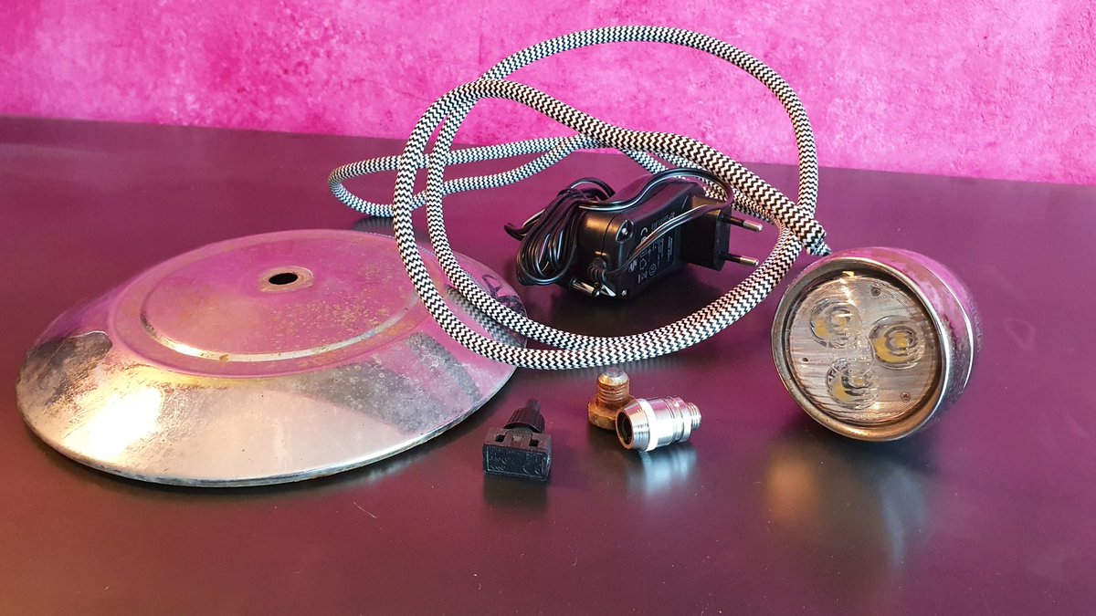 TomBaumberger's tweet photo. Da ist was in der Mache!
Der Startschuss für eine neue Upcycling-Lampe ist gefallen. 
#upcycle #lampenbau
#velolampe #bikepartslamp #spotlampe #upcyclingideas #upcyclinglampe https://t.co/MdF7eZQ1qt
