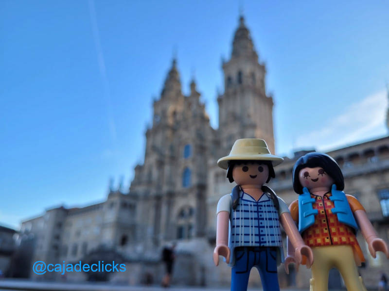 cajadeclicks's tweet photo. ¡¡¡ Con la Catedral de Santiago al fondo, os deseamos un #FelizDomingo !!! #catedral #compostela #happy #Turismo #Viajes #LoveinTheAir #PaseoDominical #playmobil https://t.co/Re1VGNtIb3 https://t.co/eRWPNokHq7