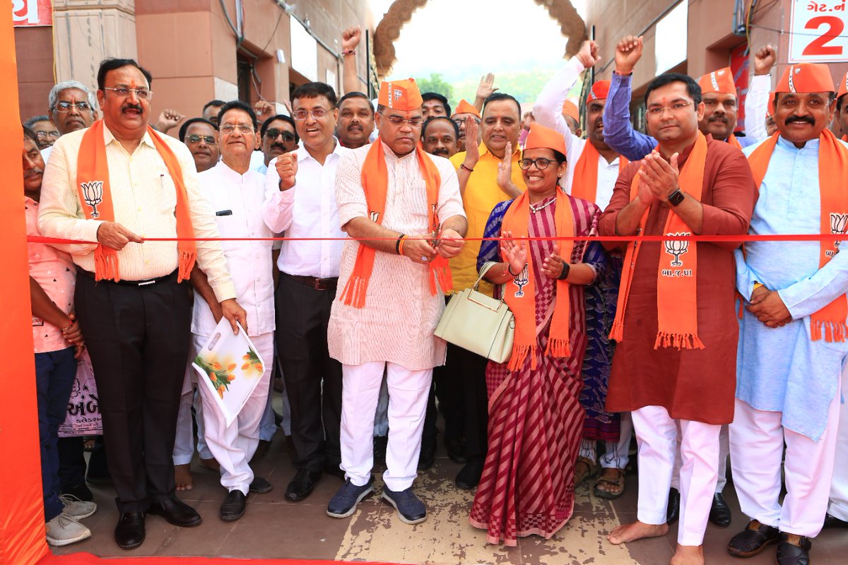 isiddharthpatel's tweet photo. ભારતીય જનતા પાર્ટી અરવલ્લી જિલ્લા ડોક્ટર સેલ દ્વારા આજે શામળાજી મંદિર ખાતે આયોજિત નિ:શુલ્ક મેગા હેલ્થ ચેકઅપ અને સારવાર કેમ્પની પ્રદેશ સંગઠન મહામંત્રી શ્રી @ratnakar273 જી દ્વારા ઉપસ્થિત રહી શુભ શરૂઆત કરાવામાં આવી. https://t.co/cHCsAU3hpA