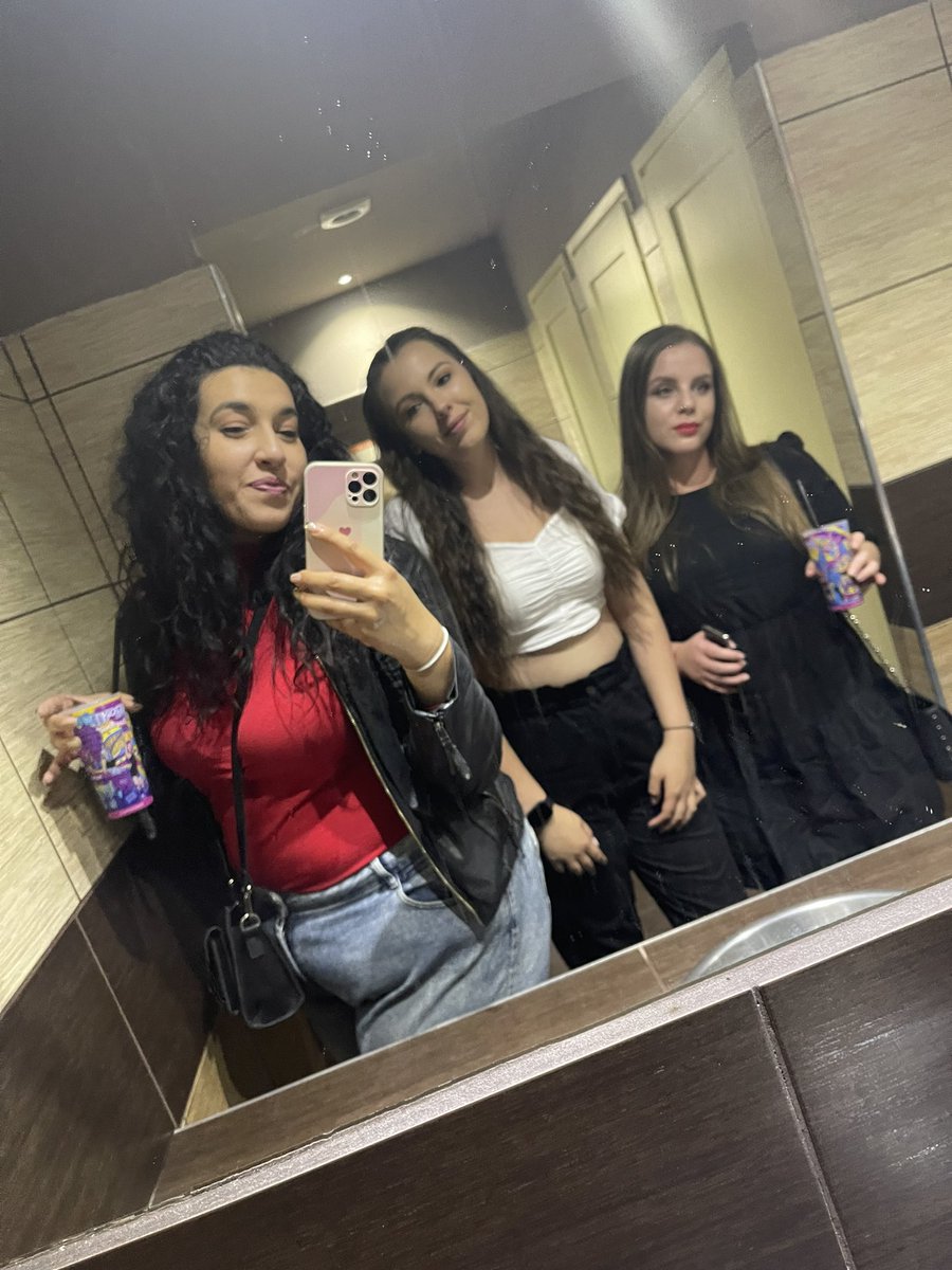 jennirozsa's tweet photo. Csoda night out❤️ @minibuborek @enciii97 https://t.co/H653UlpRwK