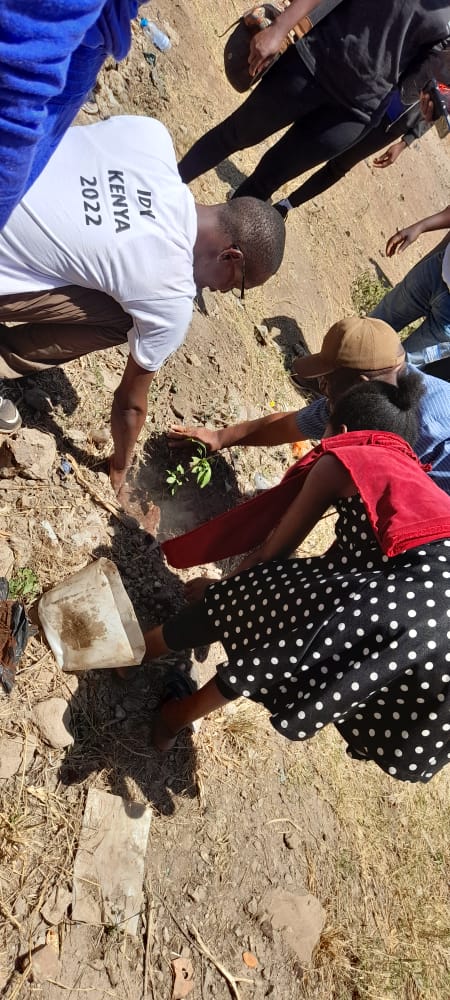 FMF_Kenya's tweet photo. Workshop Day3. Promoting social cohesion through tree planting at Bondeni primary school Kayole. 
#MyEnvironmentMyResponsibility 
Commiting to a peaceful, greener and cleaner environment
#ClimateAction
#ClimateWeek2022 

@NCIC_Kenya @FMF_Kenya @UNDPKenya @KenyaYwca https://t.co/t17aFhI41C