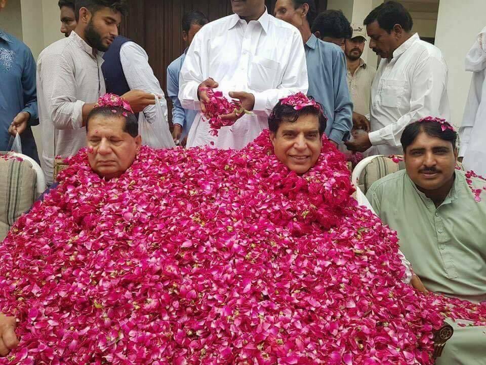 ImranRiazKhan's tweet photo. کینیڈا کے کامیاب دورے کی مبارکباد
پاکستانی سیلاب میں یہ پھولوں میں ڈوبے ہوئے ہیں۔ https://t.co/kqM0thzTZq