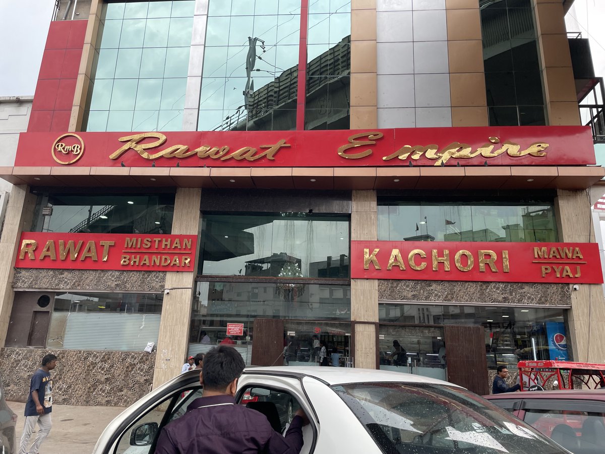 SoniaMinochka's tweet photo. If you are in Jaipur, must get kachoris packed - pyaz & dal kachoris are superb! They do not give chutney so arrange your own. Do not even think of eating there - as space is small. Namkees etc. are over-rated and so are the sweets.
#Jaipur #Foodtips #TravelNotes #Kachoris https://t.co/OL3iBsEk5X