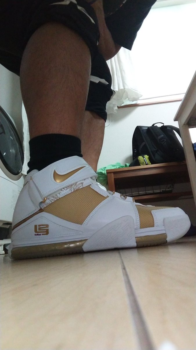 attention2021's tweet photo. オリジナルを忠実に再現していると思います。
#lebron2
#空間問題無し
#ストラップは飾り
#zoomもOG仕様だと思う
#超RIZIN
#三枚目はおまけです https://t.co/VKXYLcJBKh