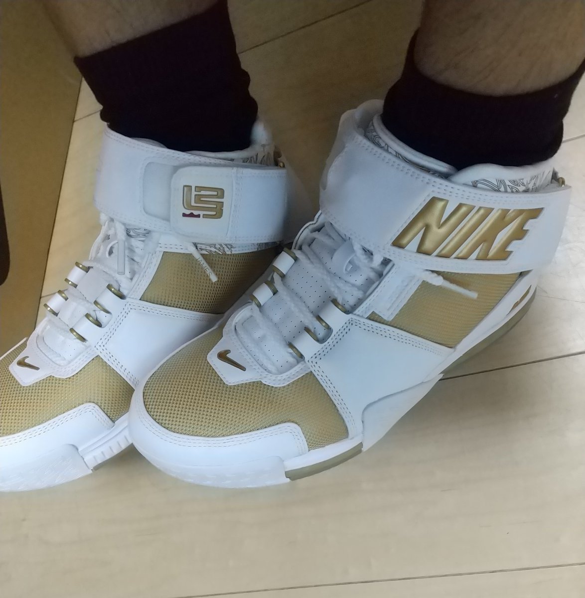 attention2021's tweet photo. オリジナルを忠実に再現していると思います。
#lebron2
#空間問題無し
#ストラップは飾り
#zoomもOG仕様だと思う
#超RIZIN
#三枚目はおまけです https://t.co/VKXYLcJBKh