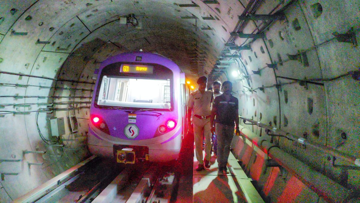 metrorailwaykol's tweet photo. A #fireevacuationmockdrill was conducted  to check the preparedness of Metro staff to tackle any fire incident in an ac rake  in the tunnel in East-West corridor this morning. This drill was conducted in between Phoolbagan and Sealdah Metro stations. https://t.co/GBpFdXJdnQ
