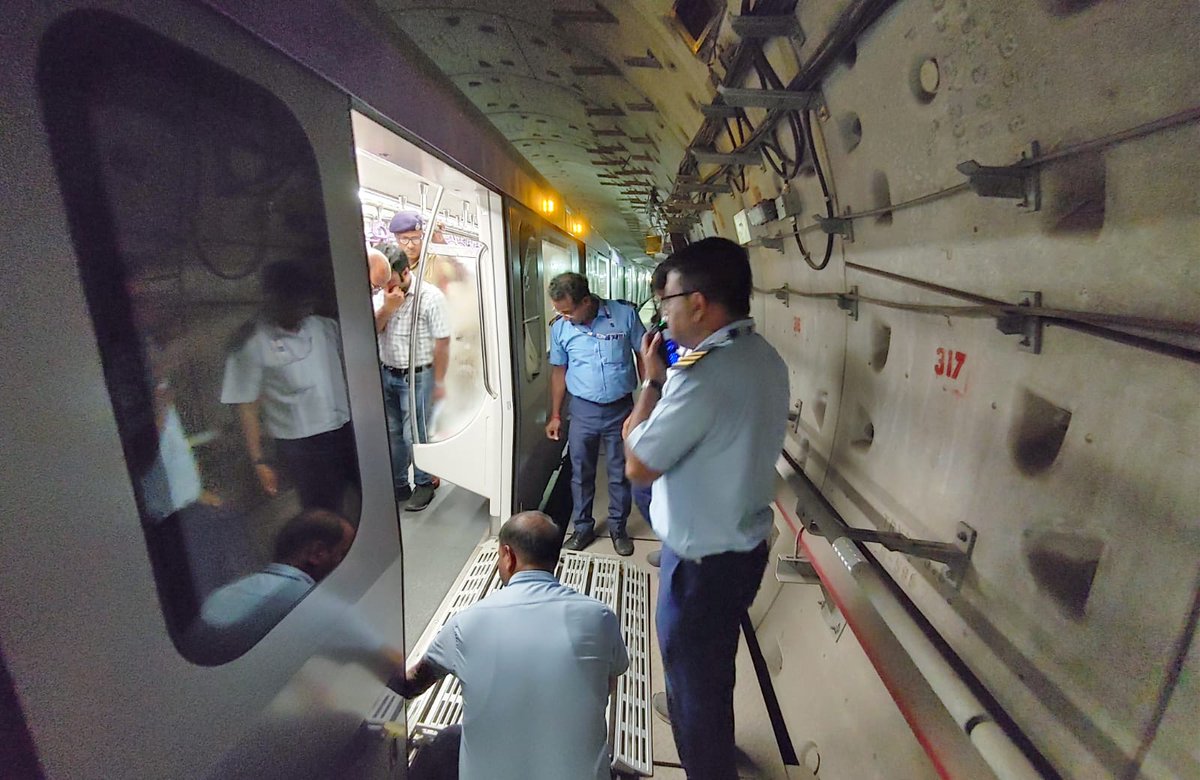 metrorailwaykol's tweet photo. A #fireevacuationmockdrill was conducted  to check the preparedness of Metro staff to tackle any fire incident in an ac rake  in the tunnel in East-West corridor this morning. This drill was conducted in between Phoolbagan and Sealdah Metro stations. https://t.co/GBpFdXJdnQ