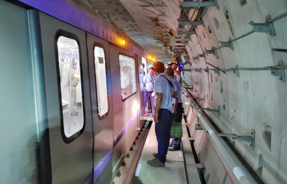 metrorailwaykol's tweet photo. A #fireevacuationmockdrill was conducted  to check the preparedness of Metro staff to tackle any fire incident in an ac rake  in the tunnel in East-West corridor this morning. This drill was conducted in between Phoolbagan and Sealdah Metro stations. https://t.co/GBpFdXJdnQ