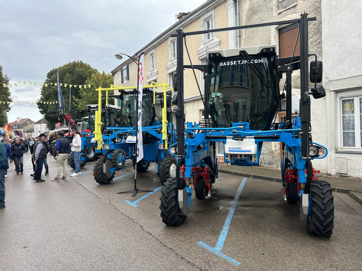 TeamBASSET's tweet photo. La foire aux bulles de #barsuraube ! 
Retour sur une première journée riche en matériels #agricole #viticole #espacesvert ! https://t.co/OldxRka6q4