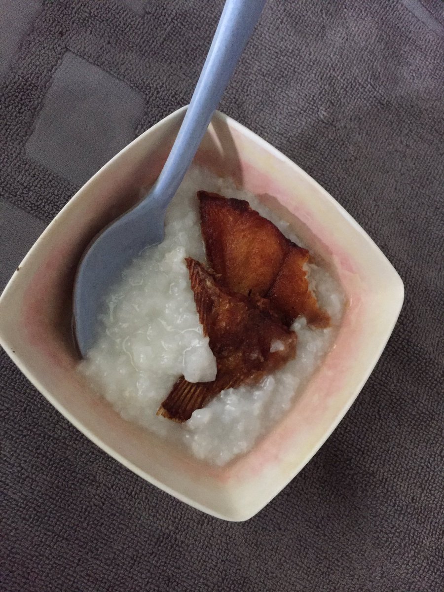 zoestinus's tweet photo. Lagi atit... makan bubur pake ikan goreng. Semoga ketelen. https://t.co/HBmr2o3Lik