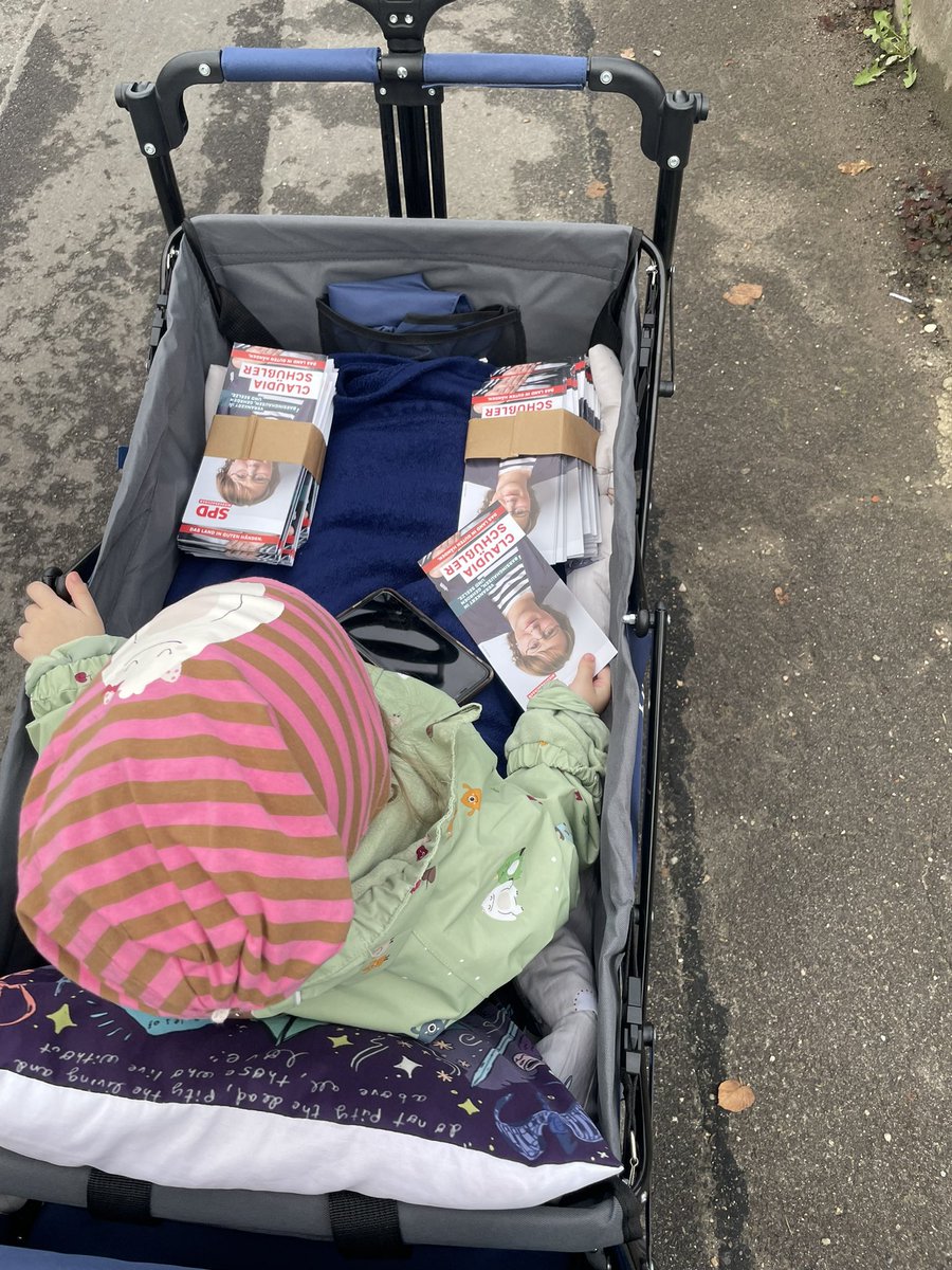 SPD_Basche's tweet photo. Familienausflug 😁 Flyer verteilen für @ClaudiaSchler2 zur #LTWNDS #ltw22 #SPD #SPDBarsinghausen https://t.co/YYGDrYN8sh