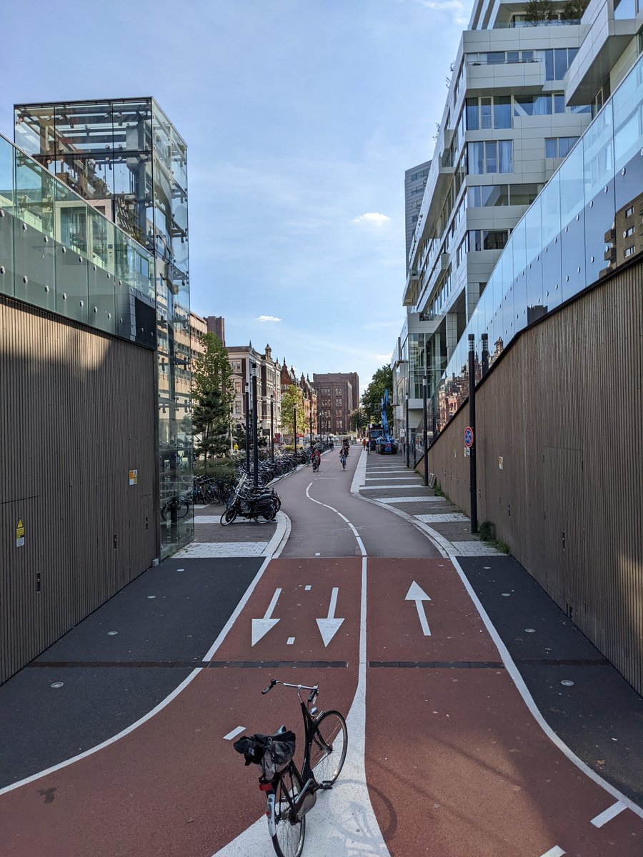 radrevolte's tweet photo. Das #Fahrrad|parkhaus am Bahnhof #Utrecht ist nicht nur wg. des Designs oder der Größe einzigartig, sondern vor allem wg. dessen Symbolkraft.
Dort wurde etwas gebaut, das es für Autos schon überall gibt. Und so revolutionär dieses Parkhaus auch ist: so eins gehört in jede Stadt! https://t.co/luhGlS4r6I
