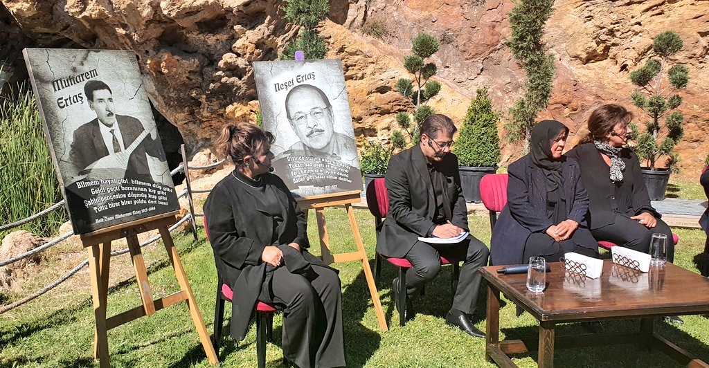 Neşet Ertaş ailesi ilk kez bir televizyonda..

Oğlu, kızları, kız kardeşi..

Usta için yazın.. 

#birinsanhazinesi
#neşetertaşsız10sene

<a href="/halktvcomtr/">Halk TV</a>