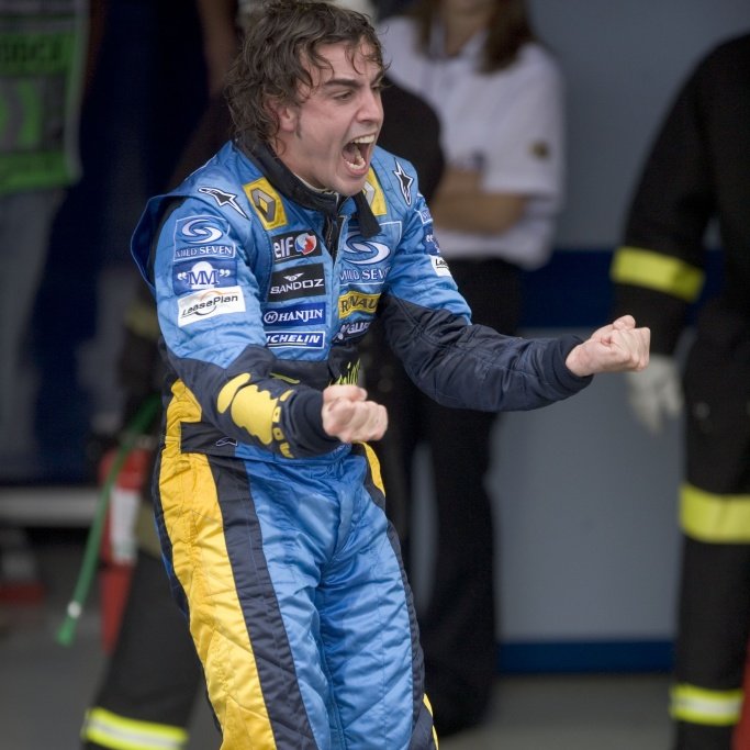 SoyMotor's tweet photo. Hoy hace 17 años de este día mágico✨

El 25 de septiembre de 2005, Fernando Alonso se convertía en campeón del mundo de Fórmula 1 por primera vez 

(📸: Sutton Images) 

#F1 #BrasilianGP @alo_oficial https://t.co/hRFGYXkj61