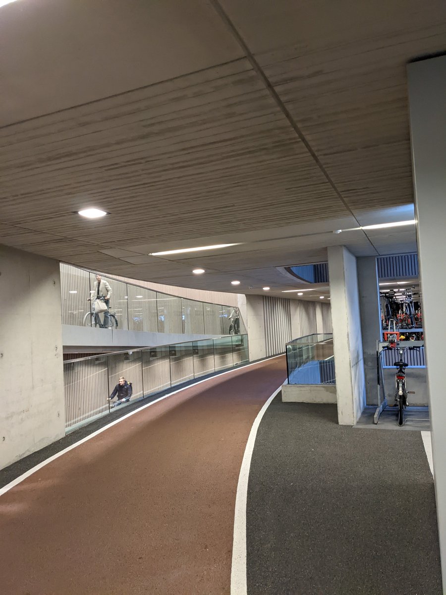 radrevolte's tweet photo. Das #Fahrrad|parkhaus am Bahnhof #Utrecht ist nicht nur wg. des Designs oder der Größe einzigartig, sondern vor allem wg. dessen Symbolkraft.
Dort wurde etwas gebaut, das es für Autos schon überall gibt. Und so revolutionär dieses Parkhaus auch ist: so eins gehört in jede Stadt! https://t.co/luhGlS4r6I