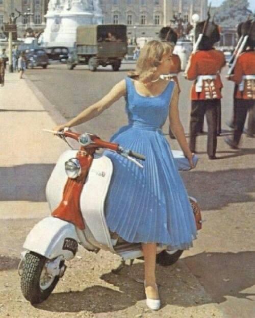 A different time, same Queen #Lambretta #Coldstreamguards #buckinghampalace